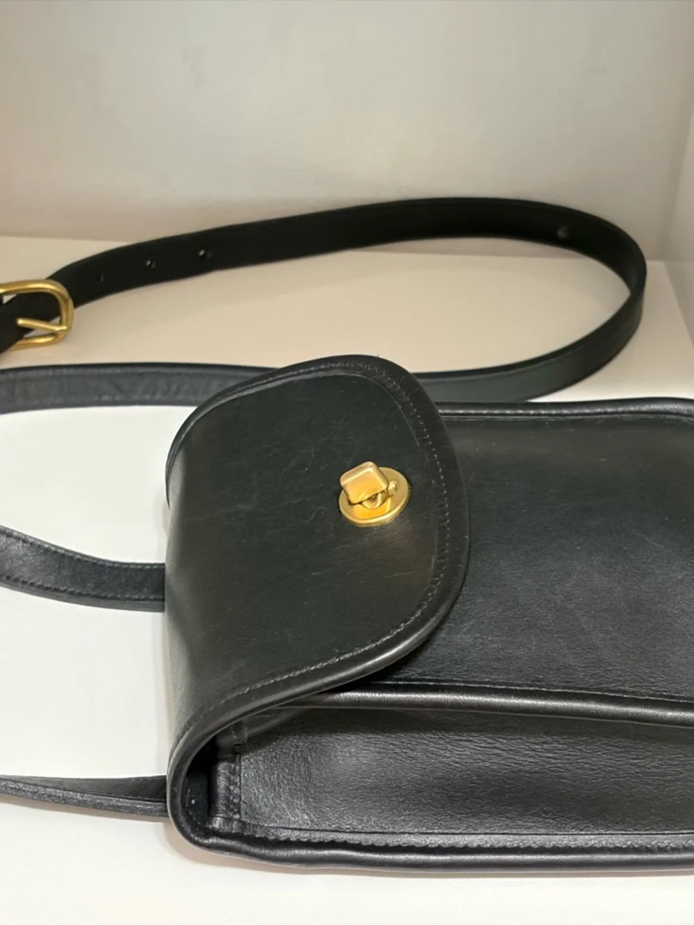 Pristine Vintage Coach Small Sidepack (#9978) Black Leather with Brass Turnlock - Picture 3 of 13